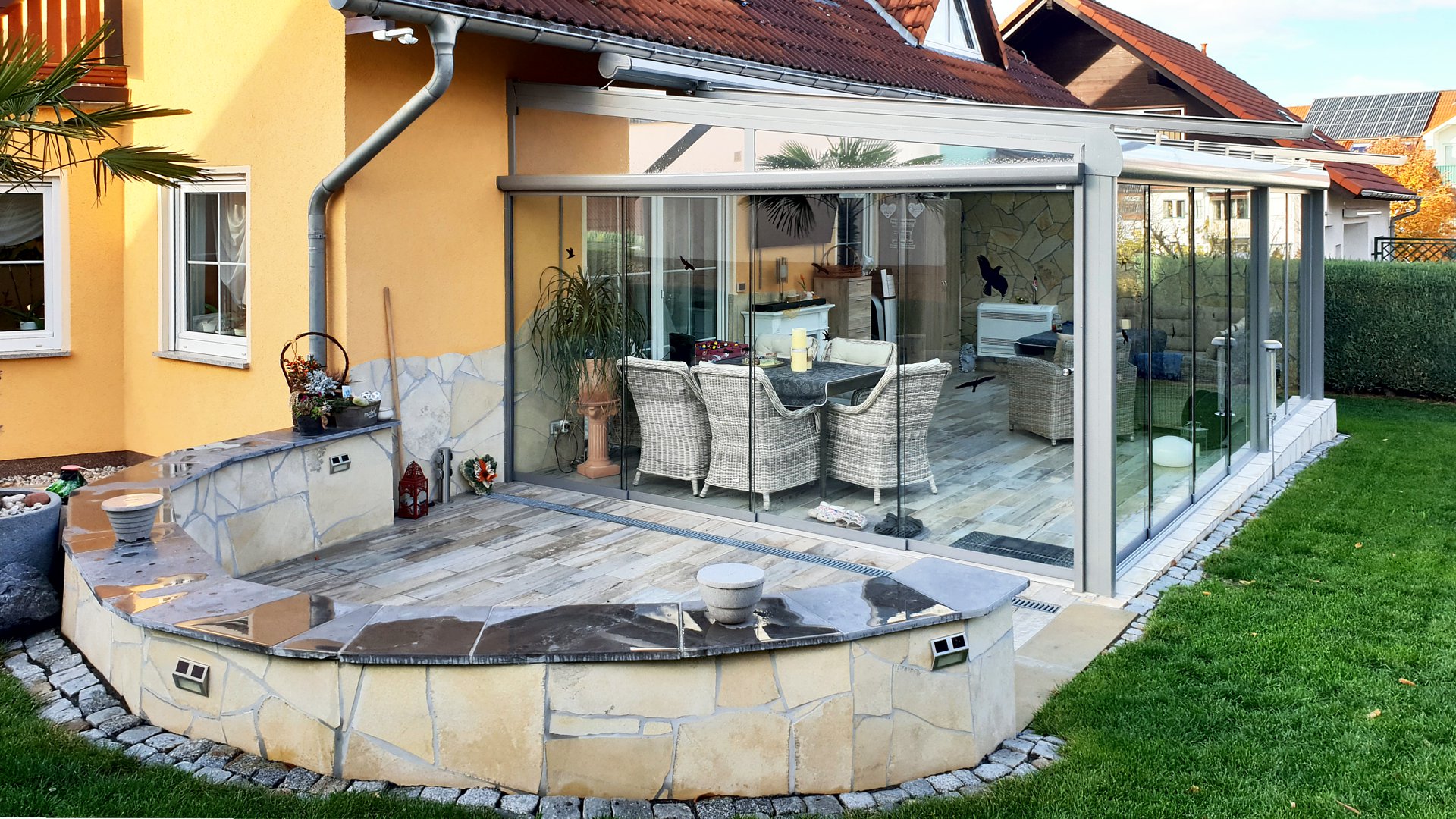 Glasschiebedach mit Schiebewänden und Markisen